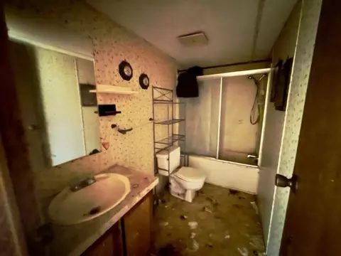 Bath - 10411 Cady, Jackson, MI 49201 photo 2 of 2