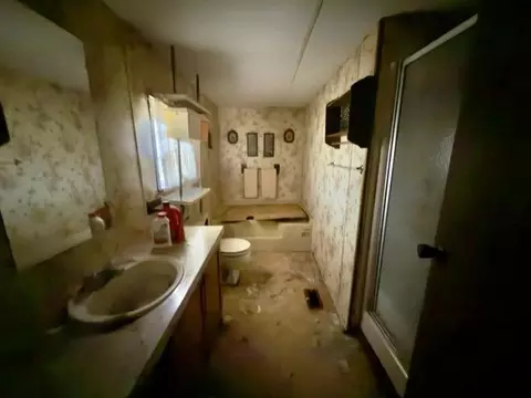 Bath - 10411 Cady, Jackson, MI 49201 photo 1 of 2