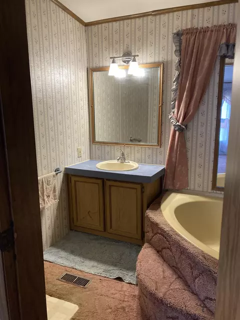 Bath - 542 Silver, Gladwin, MI 48624 photo 2 of 2