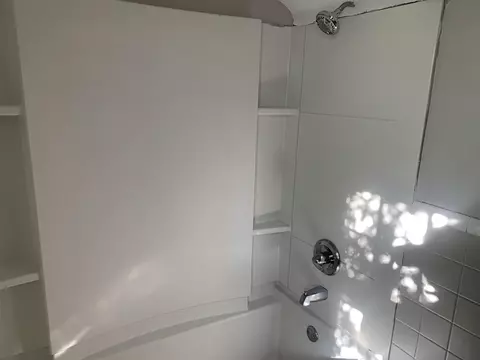 Bath - 406 S Lynch, Flint, MI 48503 photo 3 of 5