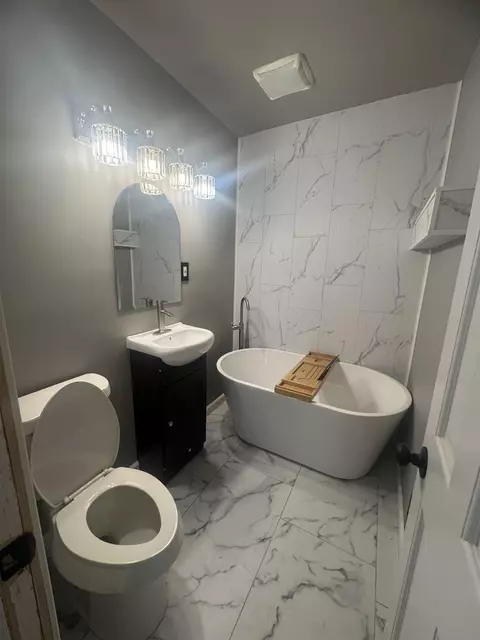 Bath - 652 Huron, Flint, MI 48507 photo 1 of 2