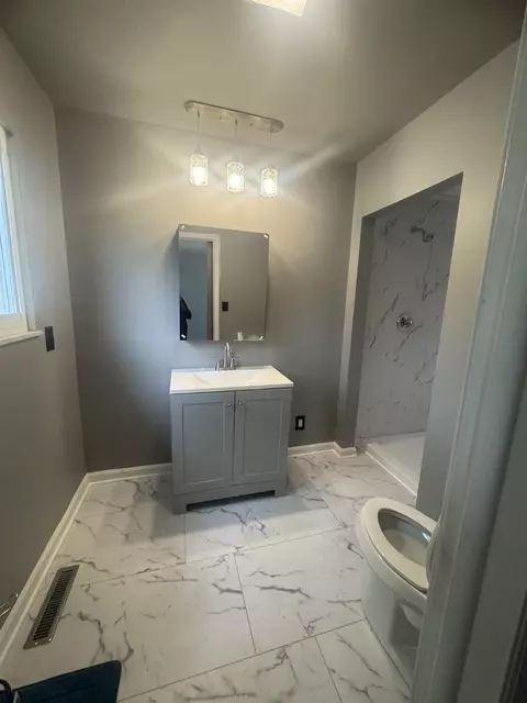 Bath - 652 Huron, Flint, MI 48507 photo 2 of 2