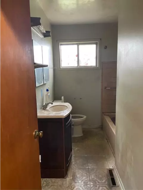 Bath - 2902 Prospect, Flint, MI 48504 photo 1 of 1
