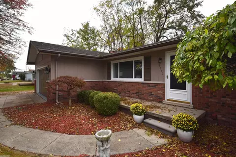 9640 Shady Ln, Algonac, MI 48001