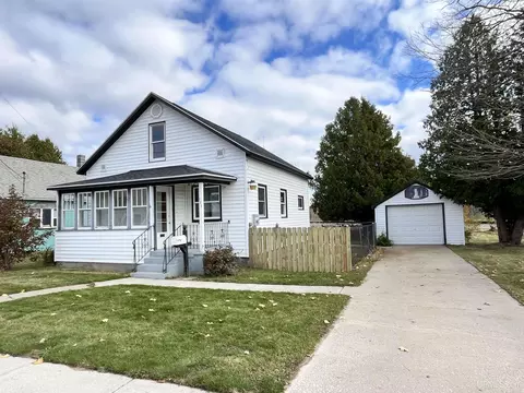 127 S First, Manistique, MI 49854