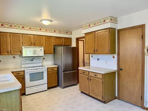 Kitchen - 177 Eckford, Troy, MI 48085 photo 3 of 4