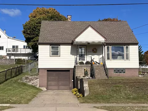 710 W W Blf, Marquette, MI 49855