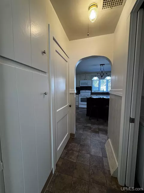 Entry Way - 322 E Fall, L'anse, MI 49946 photo 2 of 7