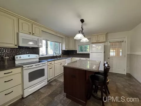Kitchen - 322 E Fall, L'anse, MI 49946 photo 1 of 4