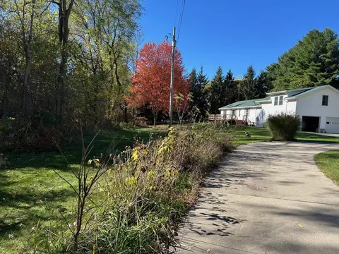 320 Williams, Perry, MI 48872 photo 5
