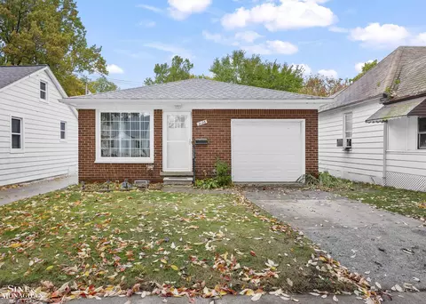 2126 Ridgemont, Grosse Pointe Woods, MI 48236