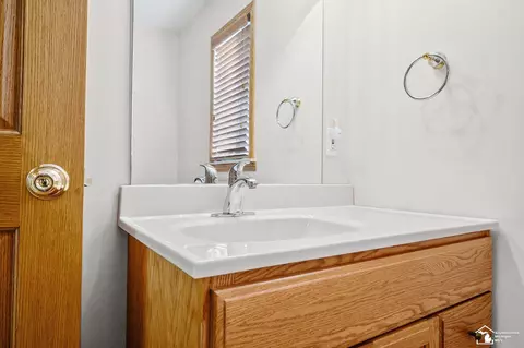 Bath - 1905 W Smith, Temperance, MI 48182 photo 2 of 5