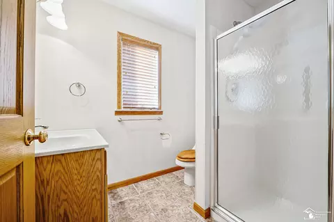 Bath - 1905 W Smith, Temperance, MI 48182 photo 1 of 5