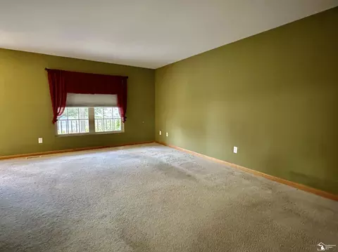 Living - 7547 Willow Pointe, Temperance, MI 48182 photo 2 of 4