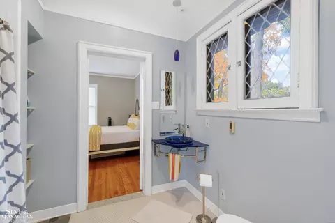Bath - 1148 Devonshire, Grosse Pointe Park, MI 48230 photo 4 of 8