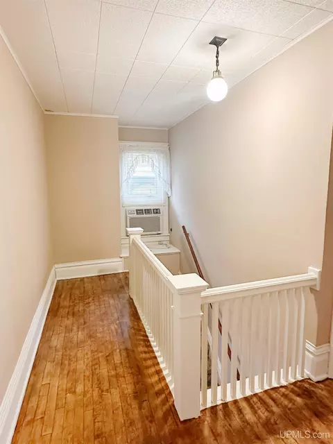 Entry Way - 607 N Fourth, Ishpeming, MI 49849 photo 4 of 7