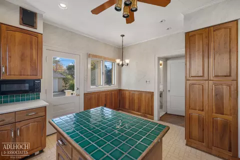 Kitchen - 1036 Yorkshire, Grosse Pointe, MI 48230 photo 2 of 3