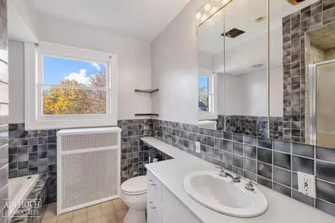 Bath - 1036 Yorkshire, Grosse Pointe, MI 48230 photo 1 of 1