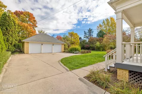 Exterior - 1036 Yorkshire, Grosse Pointe, MI 48230 photo 6 of 10