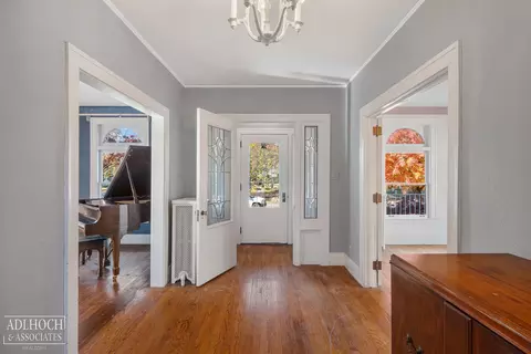 Entry Way - 1036 Yorkshire, Grosse Pointe, MI 48230 photo 1 of 4