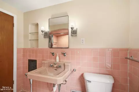 Bath - 410 Roland, Grosse Pointe Farms, MI 48236 photo 2 of 3