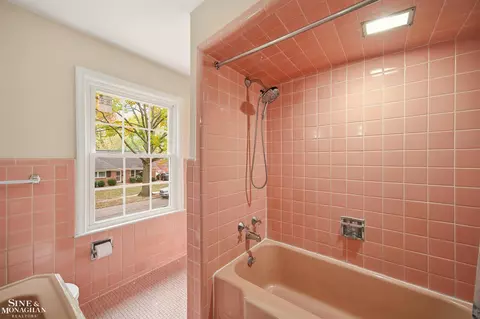 Bath - 410 Roland, Grosse Pointe Farms, MI 48236 photo 1 of 3
