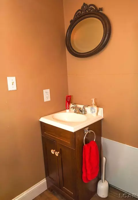 Bath - 604 Comstock, Adrian, MI 49221 photo 2 of 4