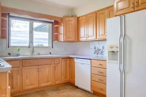 1932 E Hibbard, Owosso, MI 48867 photo 3