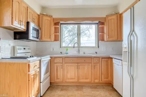 1932 E Hibbard, Owosso, MI 48867 photo 2