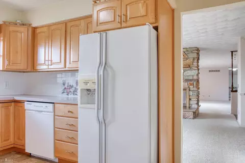 1932 E Hibbard, Owosso, MI 48867 photo 4