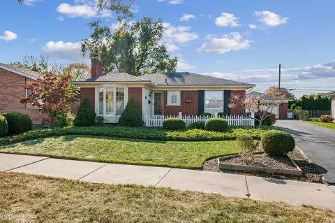 23118 Westbury, Saint Clair Shores, MI 48080