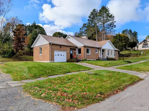 729 W Maple, Iron River, MI 49935