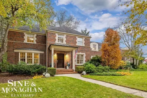 587 Lochmoor, Grosse Pointe, MI 48236