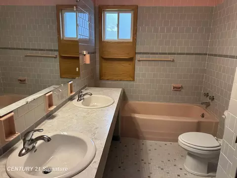 Bath - 5281 Deland, Flushing, MI 48433 photo 1 of 2
