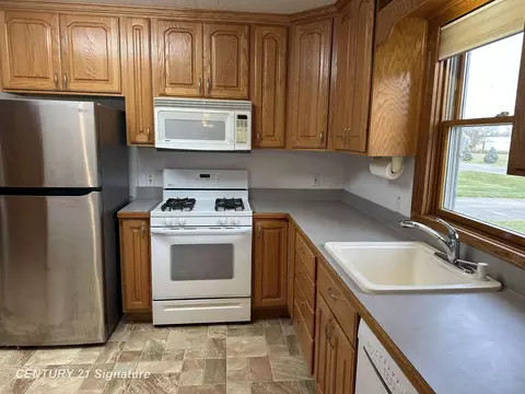 Kitchen - 5281 Deland, Flushing, MI 48433 photo 4 of 5