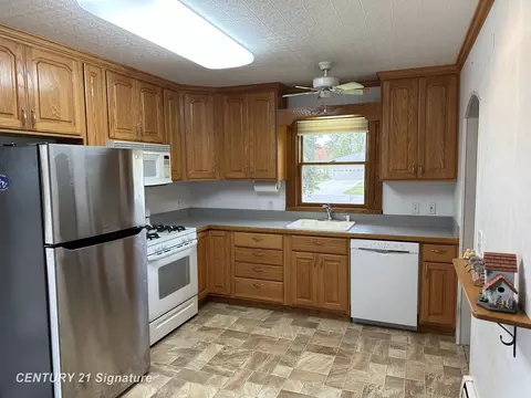 Kitchen - 5281 Deland, Flushing, MI 48433 photo 3 of 5