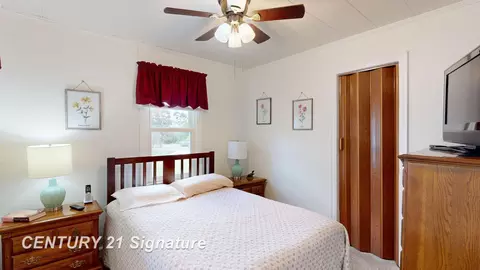 Bedroom - 6123 E Riv, Flushing, MI 48433 photo 1 of 4