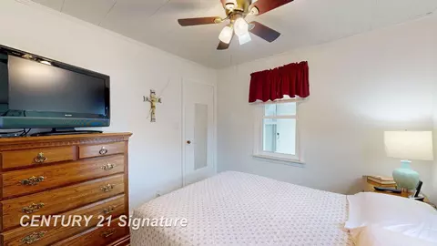 Bedroom - 6123 E Riv, Flushing, MI 48433 photo 2 of 4