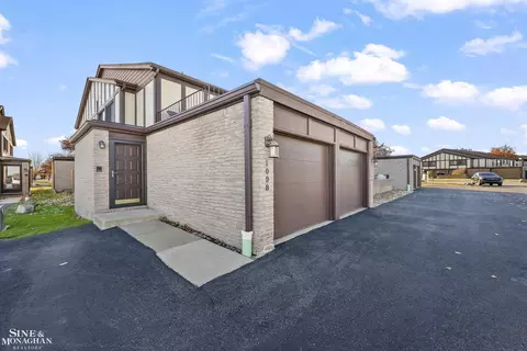 1098 Country Clb, Saint Clair Shores, MI 48082