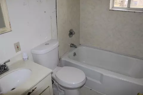 Bath - 1314 Pinehurst, Flint, MI 48507 photo 1 of 1