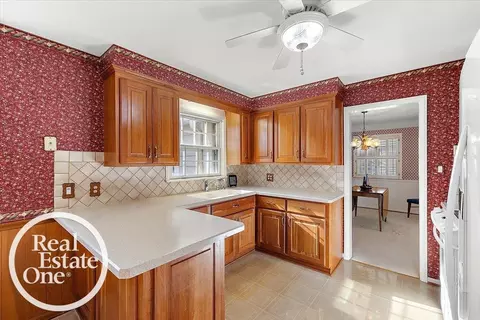 1769 Newcastle, Grosse Pointe Woods, MI 48236 photo 11