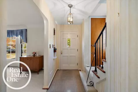 1769 Newcastle, Grosse Pointe Woods, MI 48236 photo 4