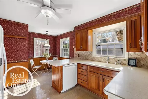 1769 Newcastle, Grosse Pointe Woods, MI 48236 photo 10