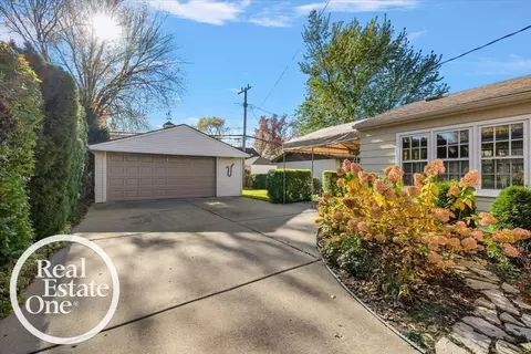 1769 Newcastle, Grosse Pointe Woods, MI 48236 photo 3