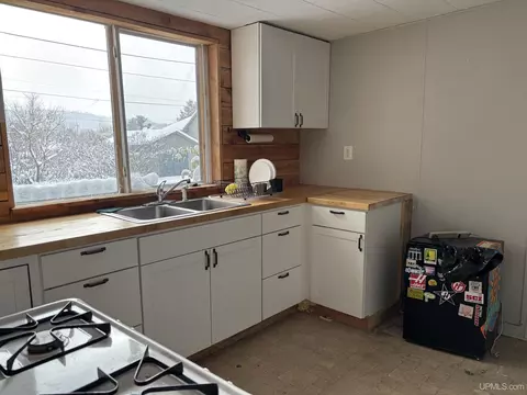Kitchen - 727 E Rdg, Ishpeming, MI 49849 photo 2 of 2