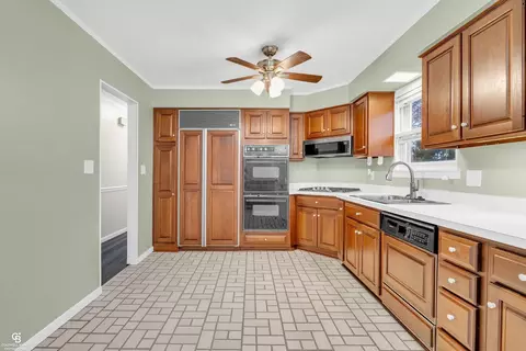 Kitchen - 925 Whiting, Saint Clair, MI 48079 photo 4 of 5