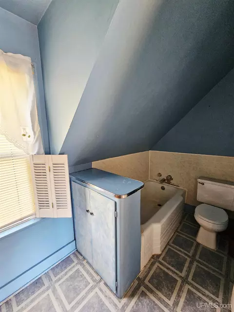Bath - 509 S 10th, Escanaba, MI 49829 photo 4 of 4