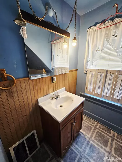Bath - 509 S 10th, Escanaba, MI 49829 photo 1 of 4
