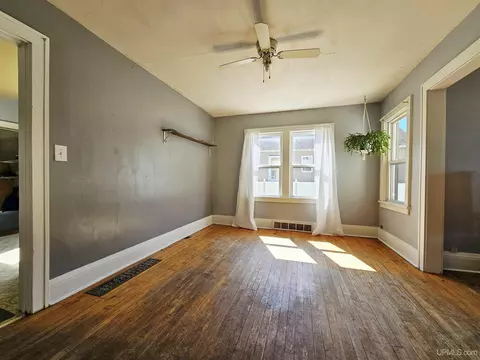 Living - 509 S 10th, Escanaba, MI 49829 photo 2 of 3