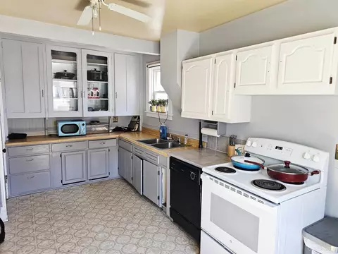 Kitchen - 509 S 10th, Escanaba, MI 49829 photo 1 of 3